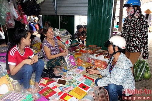 Ngày nay, rằm tháng Bảy, cái “ăn” không còn đặt nặng như xưa, nhưng mọi người vẫn chuẩn bị chu tất cái “lễ” bằng cả tấm lòng thành kính. Hàng mã được nhiều người chọn sắm trước tiên.