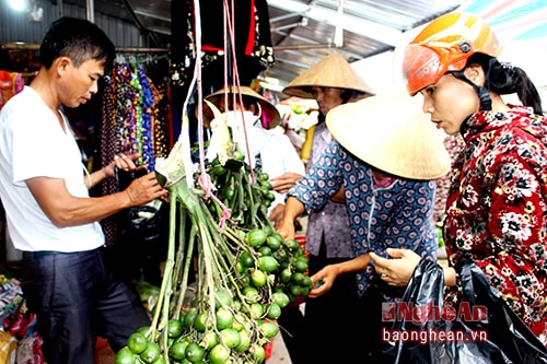 Trầu cau là một trong những lễ vật quan trọng để cúng rằm. Với nhiều gia đình ở Thanh Chương, dù hiếm hay đắt đến đâu cũng phải sắm được quả cau, lá trầu.