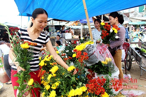 Nhu cầu về hoa tươi phục vụ cúng rằm tăng mạnh, nhất là hoa cúc, vạn thọ...