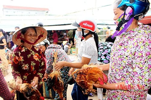 Thực phẩm ngày rằm không thể thiếu món gà luộc. Các bà,các mẹ luôn cố tìm để mua được những con gà trống vườn đồi thịt săn chắc “vừa luộc, vừa tiền” về làm cỗ.