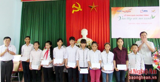 Lãnh đạo PTI và huyện Nam Đàn trao quà cho các em.