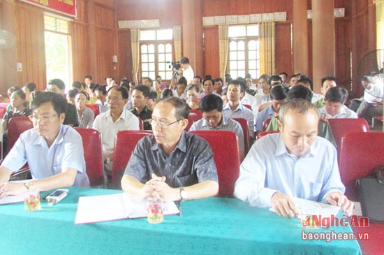 Tàon cảnh buổi tiếp xúc tại xã Chi Khê (Con Cuông).