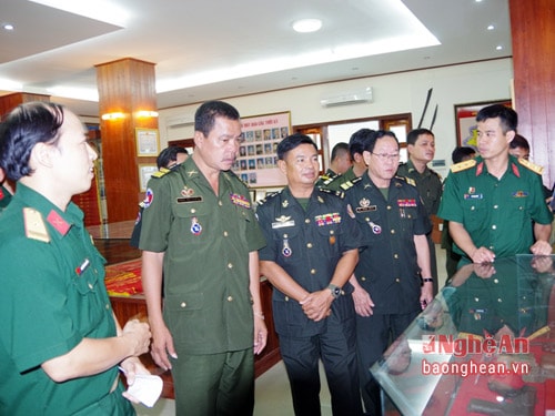 Đoàn cán bộ Hoàng gia Campuchia tham quan Nhà truyền thống Bộ CHQS tỉnh Nghệ An. 