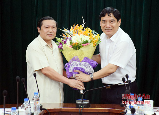 Đồng chí Lại Xuân Môn - Ủy viên Trung ương Đảng, Chủ tịch BCH Trung ương Hội Nông dân Việt nam tặng hoa chúc mừng đồng chí 