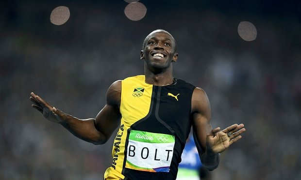 Usain Bolt ăn mừng chiến thắng khi vượt qua vạch đích tại nội dung chạy 100 mét Olympic 2016. Ảnh: The Guardian