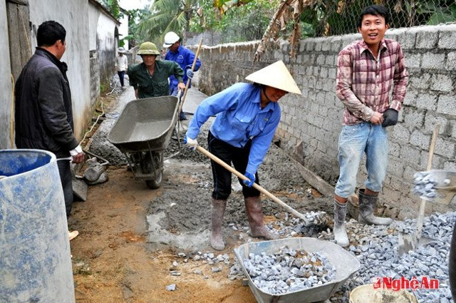 Người dân xóm Dương Đông, xã Diễn Phong (Diễn Châu) làm đường giao thông nông thôn.