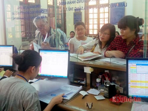 Giao dịch về cấp Giấy chứng nhận quyền sử dụng đất tại bộ phận một cửa ở Thành phố Vinh. Ảnh: C.L