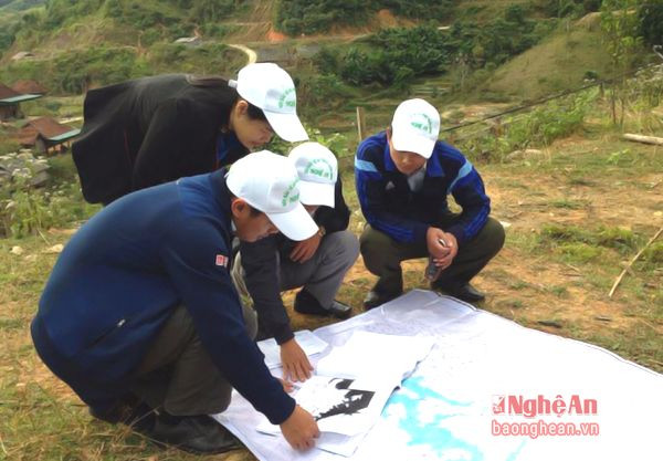 Cán bộ Quỹ Bảo vệ và Phát triển rừng tỉnh kiểm tra việc thực hiện chi trả DVMTR tại huyện Quế Phong.