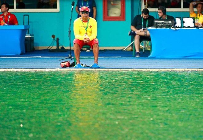 Một bể bơi tại Olympic bất ngờ đổi màu nước từ xanh dương sang xanh lá cây, chỉ sau một đêm. Sau cuộc kiểm tra, Ban tổ chức cho rằng độ PH tăng lên khiến tảo phát triển gây đổi màu nước.