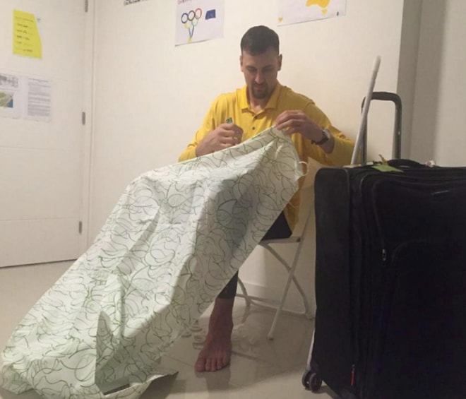 Phòng của VĐV bóng rổ Australia, Andrew Bogut không có rèm tắm. Cầu thủ này buộc phải kiếm một chiếc để