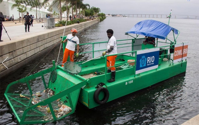 Tình trạng rác thải ở vịnh Guanabara lên đến mức báo động. Ban tổ chức phải thường xuyên cho xuồng đi vớt rác.