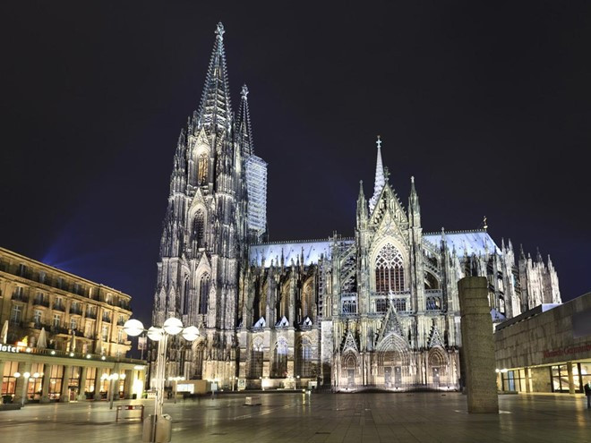 Thánh đường Cologne, Đức: Thánh đường Công giáo La Mã này là một ví dụ điển hình cho kiến trúc Gothic, và là điểm tham quan đông khách nhất nước Đức. Ảnh:Mapsofworld. 