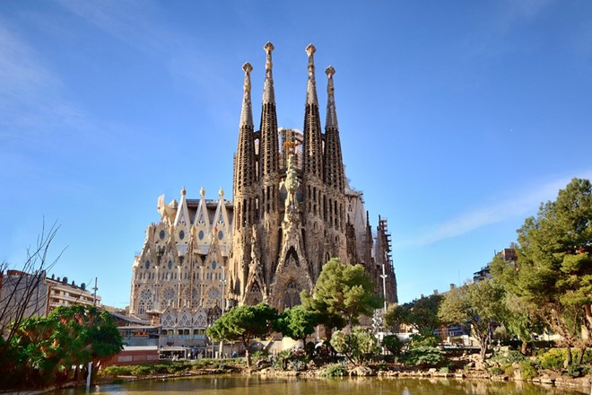 Sagrada Familia, Tây Ban Nha: Tòa tháp thánh đường Công giáo La Mã lộng lẫy này nổi bật trên nền trời Barcelona. Việc xây dựng công trình ấn tượng này bắt đầu từ năm 1882 và kéo dài tới tận ngày nay. Ảnh: Dezeen. 