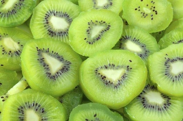 Kiwi: Một quả kiwi có chứa 2,1 g chất xơ, cung cấp 8% giá trị chất xơ cần thiết hàng ngày. Những người tiêu thụ nhiều chất xơ trong chế độ ăn uống có thể giảm cân bằng cách tăng cảm giác no và giảm lượng calo hấp thụ. Ngoài ra, một nghiên cứu của Na Uy phát hiện ra rằng tiêu thụ 2 trái kiwi mỗi ngày trong 4 tuần có thể làm giảm lượng triglycerides, chất béo không lành mạnh trong máu có liên quan đến bệnh tim tới 15%