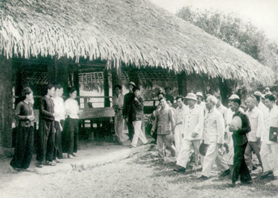 Bác Hồ thăm đình Tân Trào (3-1961).