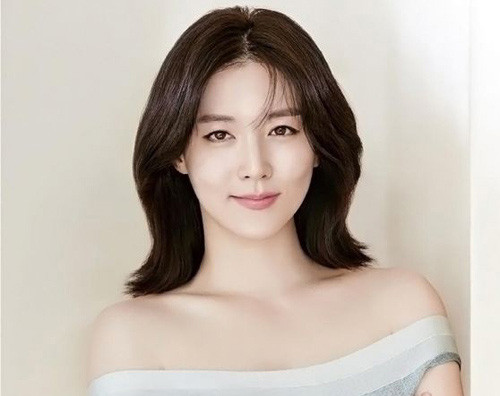  Lee Young Ae được mệnh danh là “người đẹp oxy” của xứ sở kim chi. Lee toát lên vẻ đẹp trong sáng, mong manh và phúc hậu mà khó có mỹ nhân nào bì kịp.