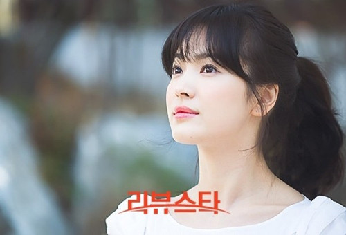  Song Hye Kyo gây ấn tượng với người xem nhờ vẻ đẹp tự nhiên, thuần khiết và trong sáng. Người đẹp sinh năm 1981 trở thành biểu tượng của nhan sắc và thời trang xứ sở kim chi.