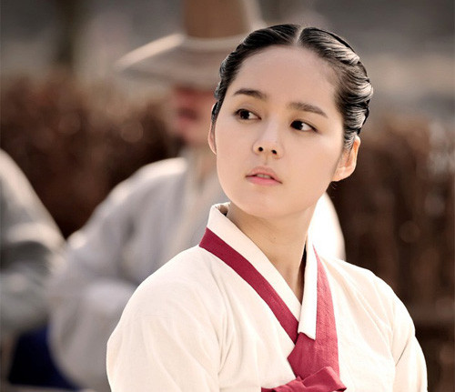 Han Ga In sở hữu vẻ đẹp tự nhiên, dịu dàng như ánh sương mai. Nhan sắc của mỹ nhân sinh năm 1982 chưa bao giờ khiến người hâm mộ phải thất vọng.