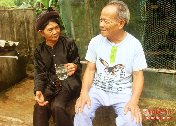 Chồng bà là ông Hoàng Văn Hoàn (sinh năm 1940) đã quen với thói quen này của vợ. Ban đầu cũng muốn bà thay đổi nhưng sau thấy sức khỏe bà vẫn đảm bảo nên đành 