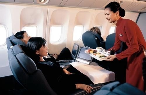 Tiếp viên phục vụ hành khách hạng Thương gia của Vietnam Airlines (ảnh minh họa)