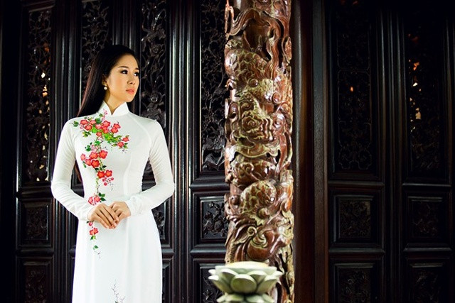Trong bộ ảnh vừa hoàn thiện, Lê Phương giới thiệu hai bộ áo dài mang ý tưởng tình mẫu tử được sáng tạo bởi NTK Minh Châu. Trang phục nằm trong bộ sưu tập Trọn vẹn được thiết kế nhân lễ Vu lan.