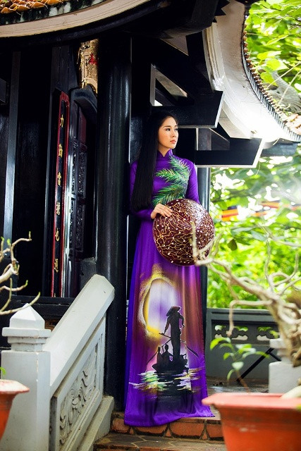Bạn gái cũ của Quý Bình chọn hai mẫu áo dài trắng và tím để thể hiện vẻ đẹp duyên dáng, nữ tính của người con gái Việt.