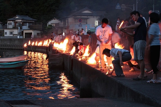Người dân Nhật hóa vàng ở bờ sông cuối dịp lễ Obon.