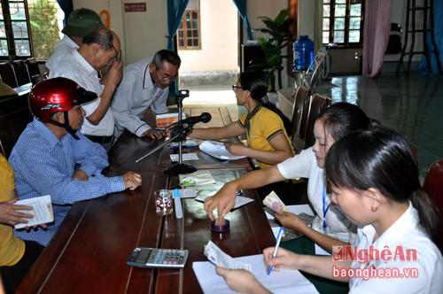 Người dân đến nhận chi trả chế độ BHXH tại UBND xã Xuân Lâm (Nam Đàn) - Ảnh Thanh Thuỷ (2)