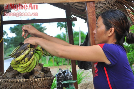 Chuối quê chín cây nên quả thường không đẹp màu như ủ qua đất đèn, nhưng vị chuối thật thơm, ngọt.