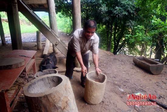 Ông Lô Phò Dậu (bản Nhãn Cù - Tà Cạ - Kỳ Sơn) cho hay, chiếc cối ông đang sử dụng có tuổi đời đã hơn 40 năm. Mỗi lần chuyển nhà ông đều mang theo nó đi, mỗi nhà trong bản đều có 1 chiếc như vậy và ai cũng phải tự bảo quản lấy.