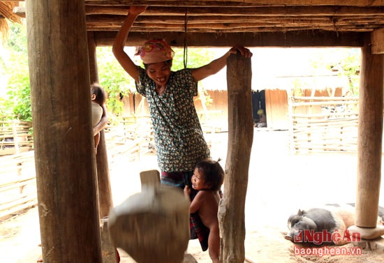 Những chiếc cối giã gạo được người phụ nữ trong bản làng dùng thường xuyên và giữ gìn cẩn thận.