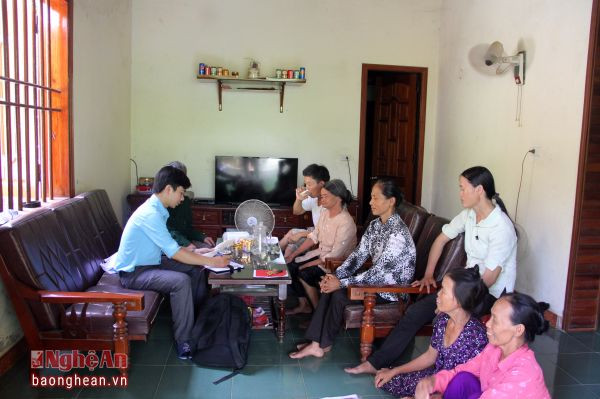 Rất đông người dân xóm 8, xã Thanh Thịnh (Thanh Chương) chia sẻ với phóng viên về sự việc tương tự như gia đình ông Lâm Văn Duyên.