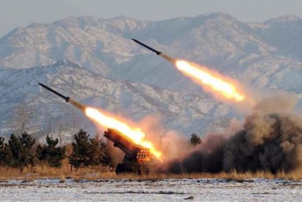 2 tên lửa được phóng trong một cuộc tập trận bắn đạn thật tại Triều Tiên. Ảnh: AFP.