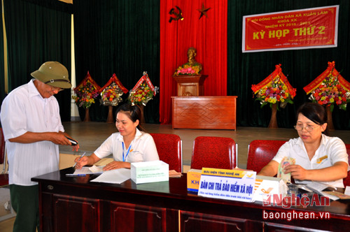 Người dân đến nhận chi trả chế độ BHXH tại UBND xã Xuân Lâm (Nam Đàn) - Ảnh Thanh Thuỷ (1)