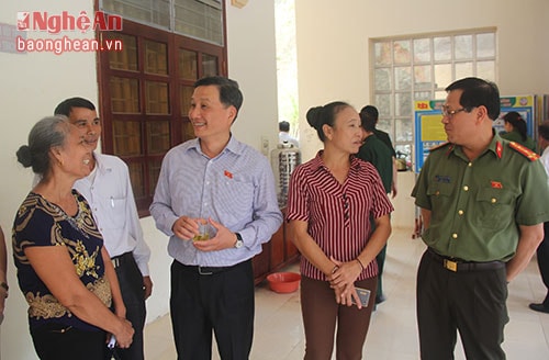 Các đại biểu Quốc hội trao đổi với cử tri.