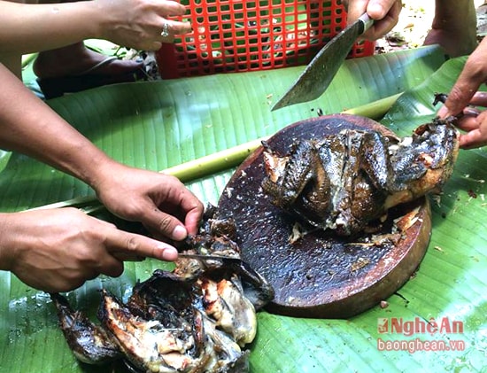 Nhiều người còn mang theo gà, vịt để chế biến thành món quay hấp dẫn