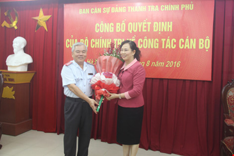 Tổng Thanh tra Chính phủ Phan Văn Sáu chúc mừng bà Lê Thị Thủy, Phó Tổng Thanh tra Chính phủ nhận nhiệm vụ mới. Ảnh: TTCP
