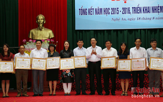 Đồng chí Lê Minh Thông tặng Bằng khen của UBND tỉnh cho các tập thể xuất sắc