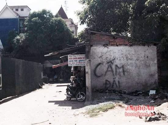 Các ki ốt xây dựng trên hành lang ATGT.