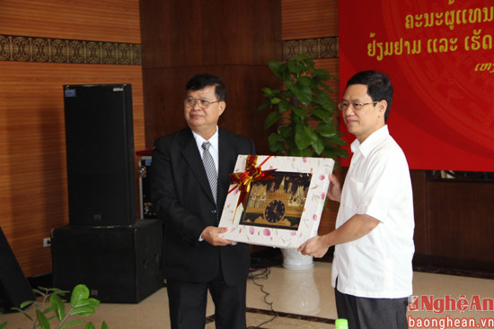 Phó Chủ tịch Quốc hội Lào tặng quà lưu niệm cho Thường trực HĐND tỉnh