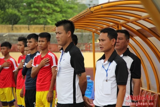 HLV Lê Văn Hùng (ngoài cùng) từng cùng lứa cầu thủ hiện tại giành chức vô địch U.13 toàn quốc năm 2014 một cách thuyết phục. Ban lãnh đạo SLNA kỳ vọng thành tích này sẽ được lặp lại trong VCK U15 toàn quốc sắp tới.  
