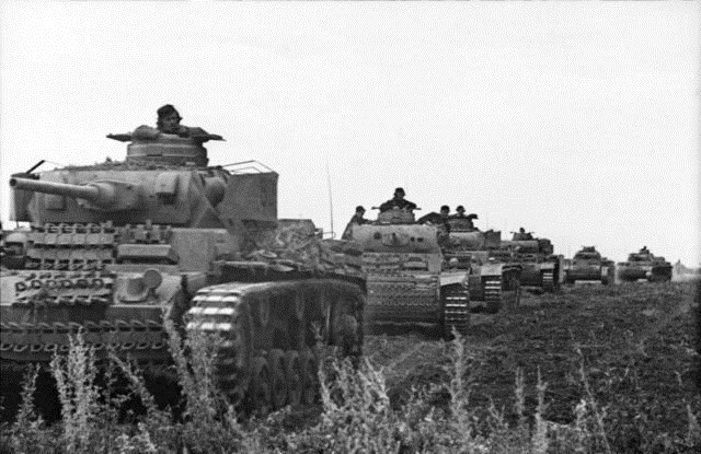 Đoàn xe tăng Panzer III của phát xít Đức di chuyển ra tiền tuyến. Đây là trận chiến xe tăng lớn nhất trong Đại chiến thế giới lần thứ hai. Theo War History Online, hai bên đưa vào trận 1.464 xe tăng và pháo tự hành.   
