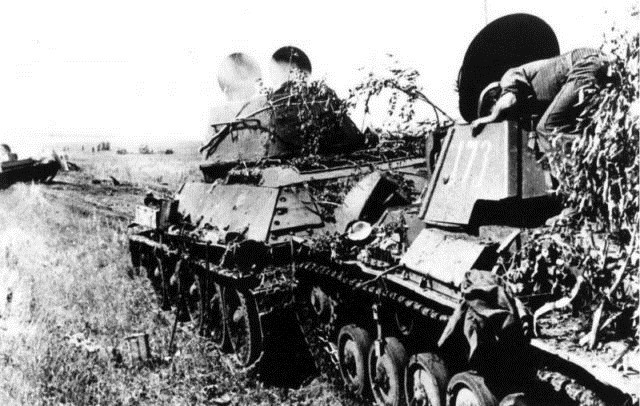 Đội hình xe tăng T-34 và T-70 của Liên Xô. Trận chiến xe tăng lớn nhất Đại chiến thế giới lần thứ hai diễn ra trong bối cảnh Liên Xô phải tung lực lượng dự bị sớm hơn so với kế hoạch để chặn đà tiến của quân Đức. 