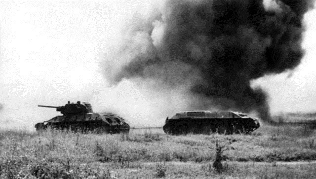 Xe thiết giáp kéo xe tăng T-34 của Liên Xô về nơi an toàn sau khi nó trúng đạn. Trận đánh Prokhorovka là một giai đoạn mấu chốt trong toàn bộ quá trình thực hiện kế hoạch hợp vây Hồng quân tại vòng cung Kursk.