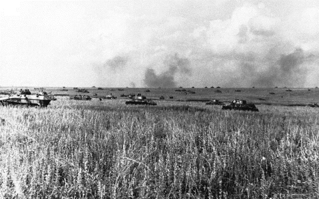 Hàng chục xe tăng Đức, bao gồm cả những xe tăng Liên Xô mà họ chiếm, dàn trận để chuẩn bị tấn công.