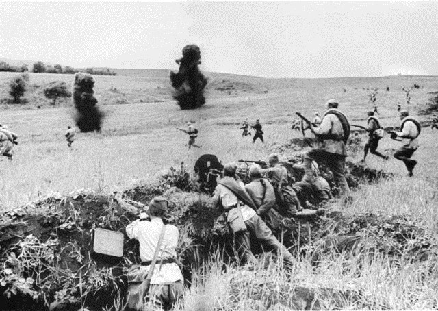 Binh sĩ Hồng quân xung phong để chặn một đợt tấn công từ phía Đức. 