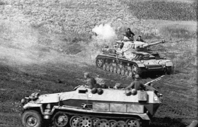 Tăng Panzer IV và một xe thiết giáp của Đức Quốc xã.