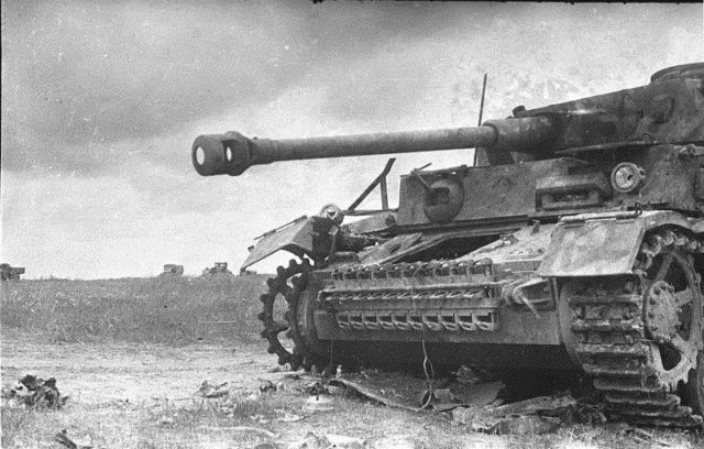 Một xe tăng Panzer III của Đức bị phá hủy.