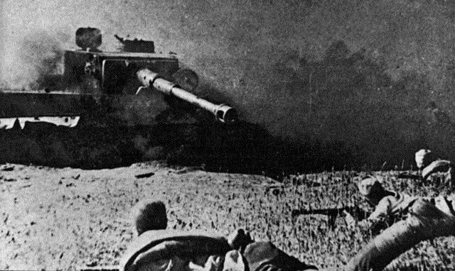 Xe tăng Đức chĩa nòng pháo về phía những người lính Liên Xô. 
