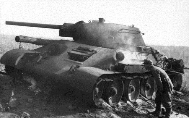 Lính Đức xem xét một xe tăng T-34 của Hồng quân. Phát xít Đức giành được một vài mục tiêu chiến thuật sau trận đánh, nhưng thất bại hoàn toàn trong việc đạt được mục tiêu chiến lược của họ.   